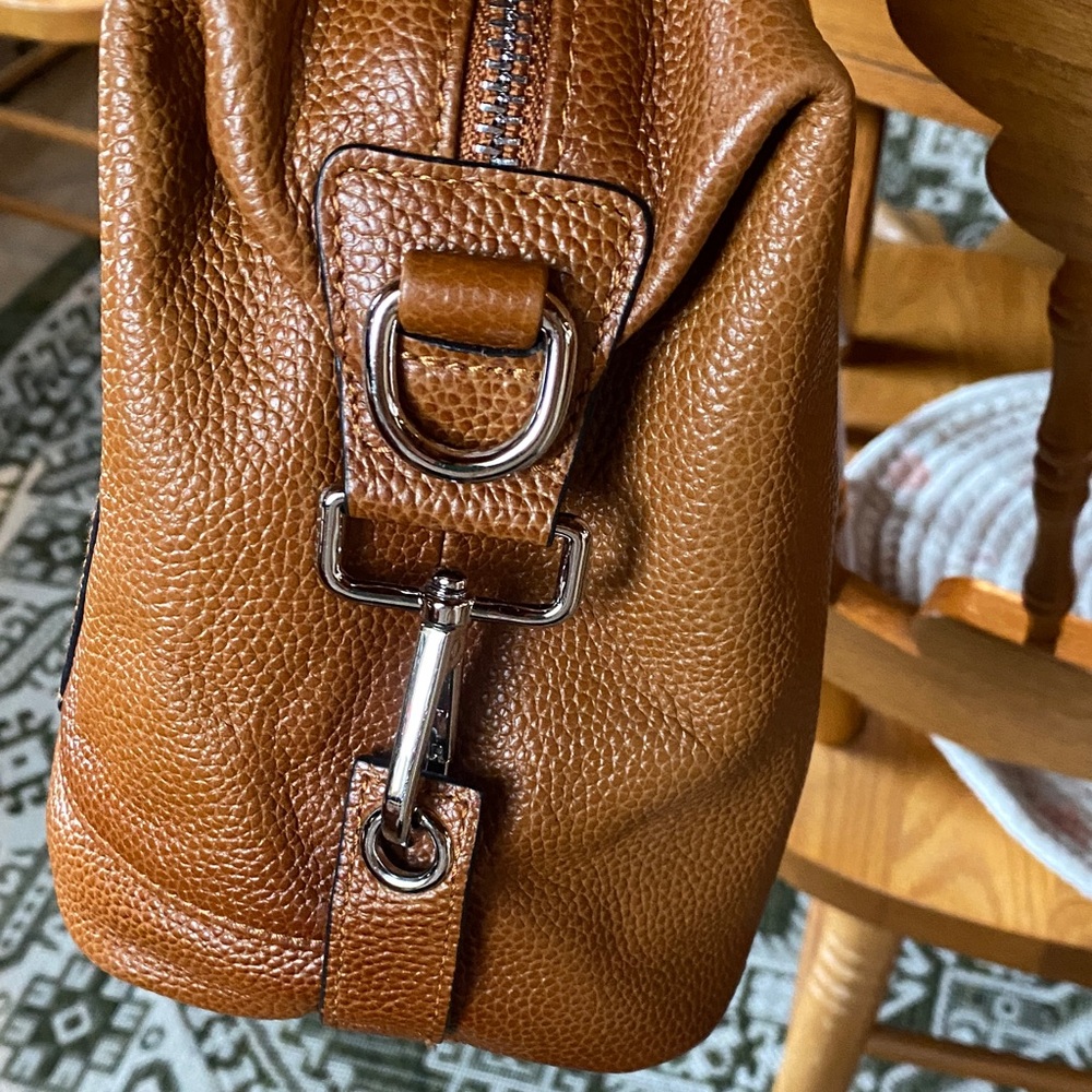 Elegant Brown Leather HeShe Crossbody Handbag - Picture 4 of 16
